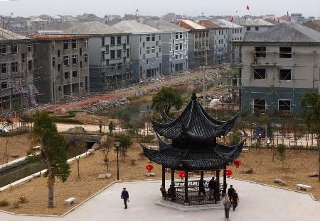 这是浙江台州临海市杜桥镇推船沟村新建的小康型灾民新村――"温馨