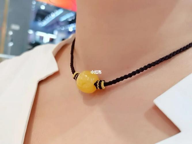 简简单单的蜜蜡桶珠锁骨链_蜜蜡_锁骨链_时尚_配饰