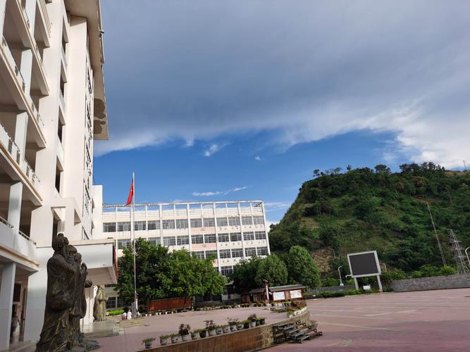 西林县第三初级中学校园之声校园广播站开始发声啦!