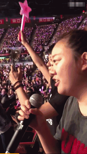 侧脸话筒手机观众唱歌gif动图_动态图_表情包下载_soogif