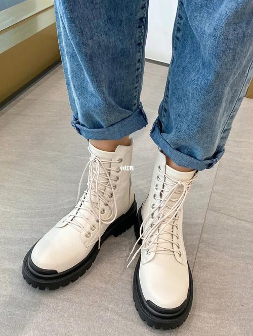 米白色马丁靴_马丁靴_米白色_机车风_街头_设计_潮流
