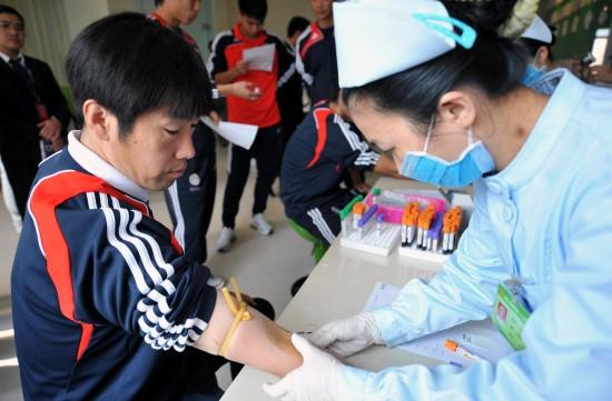 图文-国足海南体检保障冬训 护士为高洪波抽血_国内足坛-国家队_nike