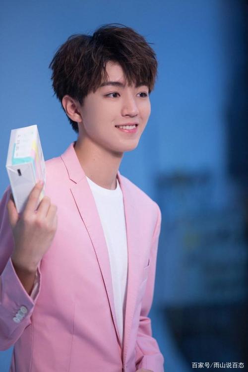 王俊凯西装造型look,每一张都能做壁纸