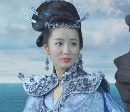 《轩辕剑之天之痕》中的氐人族女皇,银装素裹的她颇有女神风范,一抹