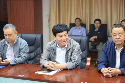 职教办主任,枣庄十五中党委书记,校长邓淇校长介绍枣庄十五中教育发展