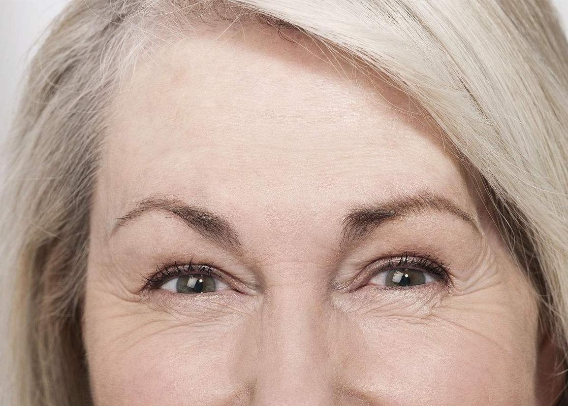 久而久之就会导致皮肤的结构和功能都受到影响,自然而然就会长皱纹啦