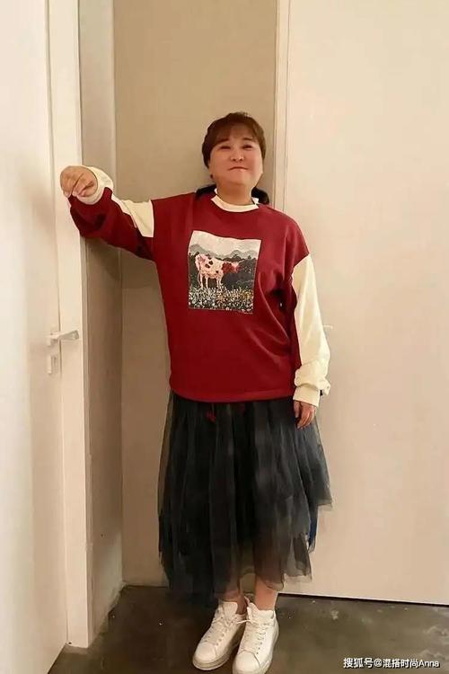 贾玲把奶奶装带火了,穿"有福字"毛衣好富贵,成老年装带货女王