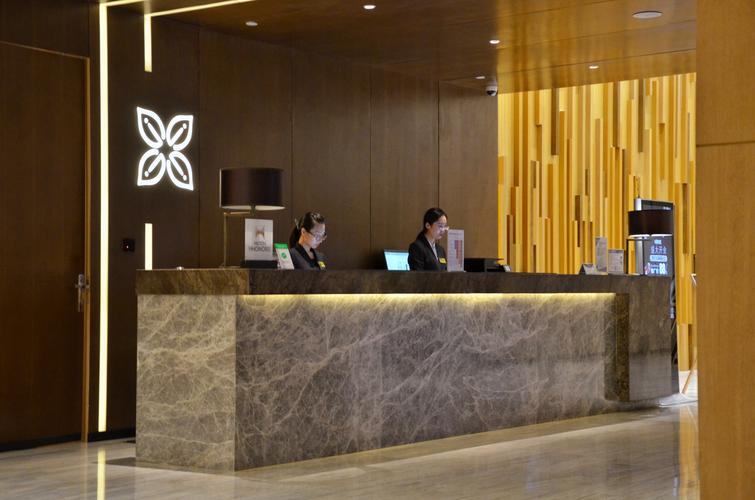 知足常乐——记丹东汇侨希尔顿花园酒店     所谓大堂也就是个前台