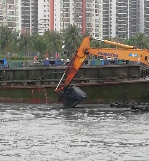 写美篇施工设备:水上挖机2台,浮台挖机1台,内河泥驳船3艘