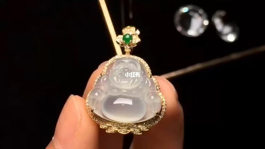31 2 冰种佛公吊坠,款式时尚大方,种水一流,18k金镶嵌,上身效果超美!