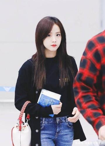 jisoo不愧yg颜值第二,机场私服什么都能穿,看得眼花缭乱