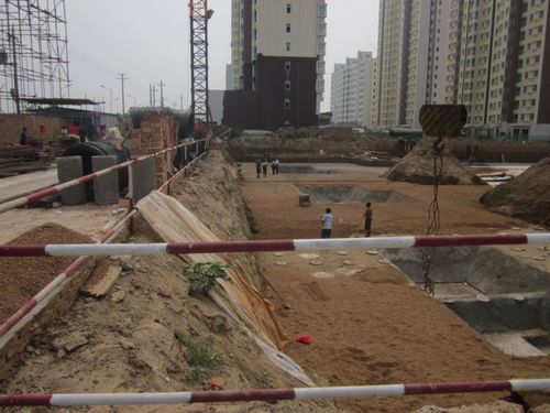 看几张放坡的基坑图片