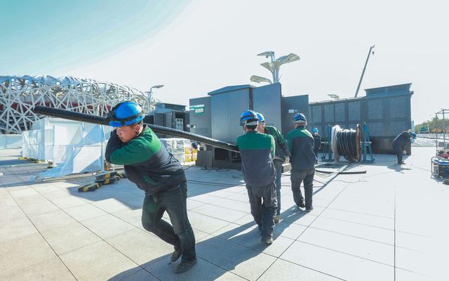 工作人员正在敷设电缆.国网北京公司供图