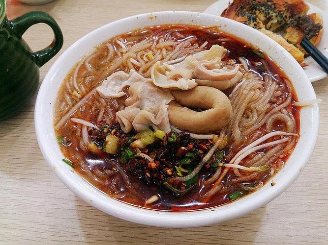 肥肠粉作为四川名小吃,因为其味道麻辣鲜香,色泽诱人,再配上肥肠,香气