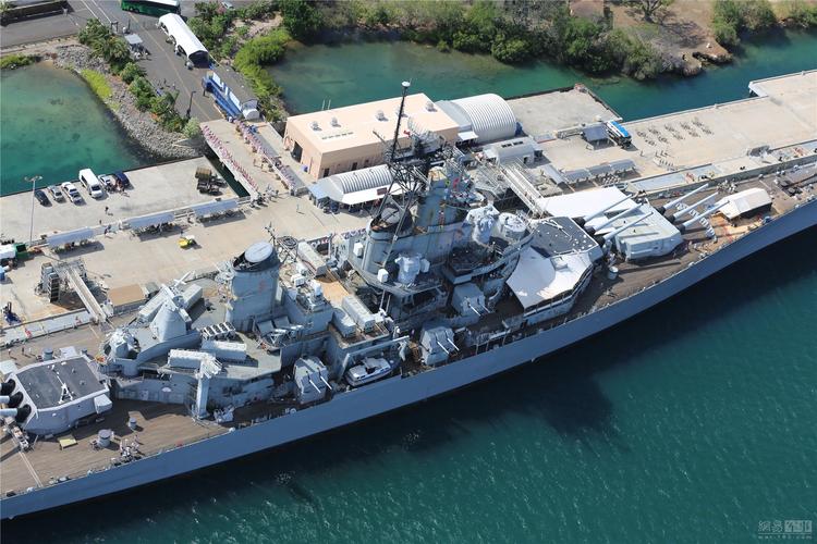 俯瞰停靠在夏威夷的密苏里号.