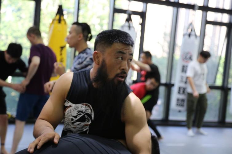 中国第一巨人与ufc重量级大将碰面!摩擦出火花!
