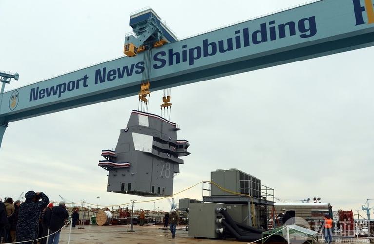 美军福特号航母舰岛安装完毕