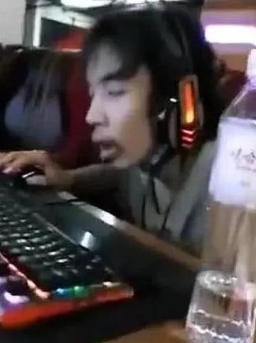 这位被疯传网络的"网吧大神",本人出现,这还是一个人吗?