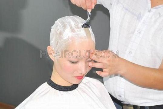 美女剃光头顺便剃眉毛强迫美女剃光头刮眉毛图