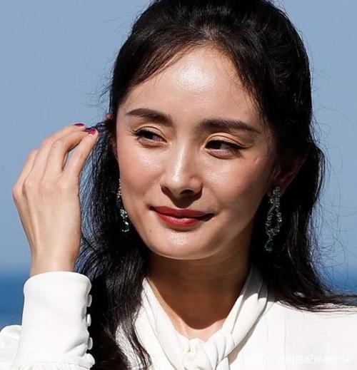 但是在这种情况下,还是有很多明星保持了良好的皮肤状态