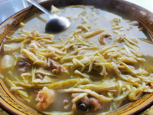 竹笋炖鸡,笋比鸡好吃,又脆又嫩.