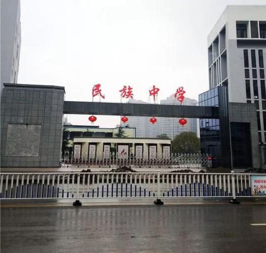 石柱民族中学新校门建成,当年烂熟于心的校训还记得吗