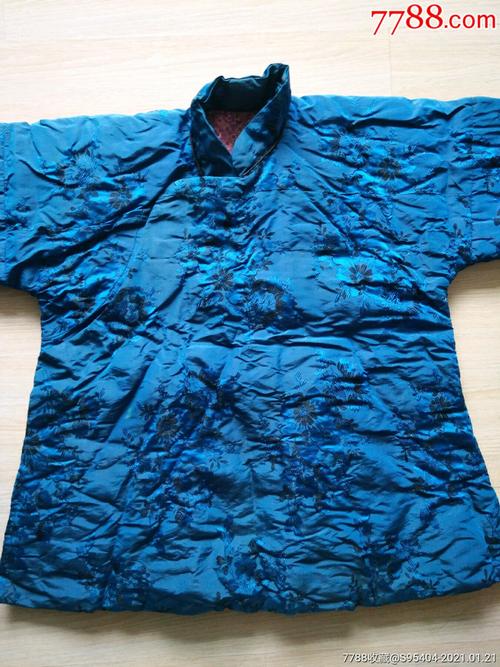 年底清仓处理一件绸缎料大襟棉袄.