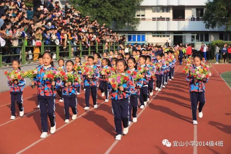 的脚步,嘹亮的口号 处处彰显青春的活力 本届校运会入场式极富特色 一