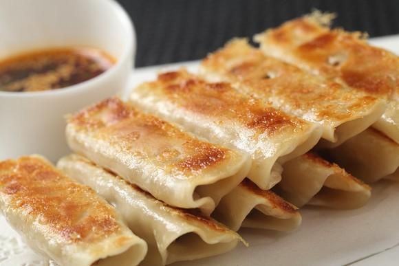  p>灌汤锅贴是中国传统民俗小吃,以包好的饺子为原料,以油,水为辅料.