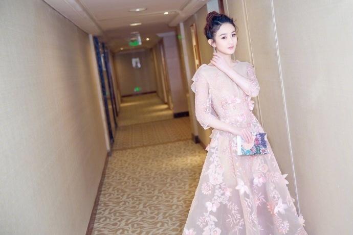 赵丽颖北京电影节图片一席粉嫩碎花裙又仙又美