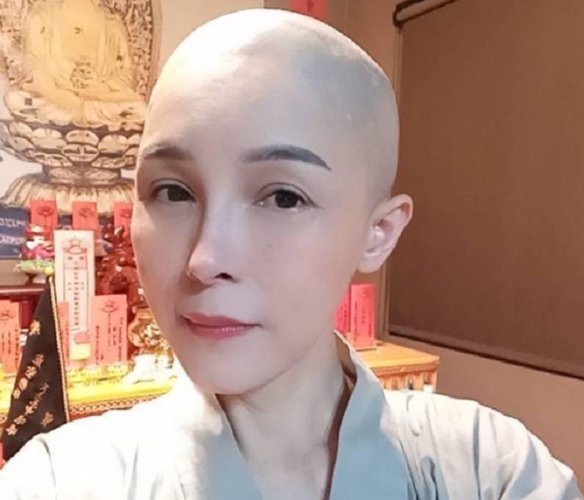 50岁女星出家当尼姑,在家人见证下剃光头,未婚生子
