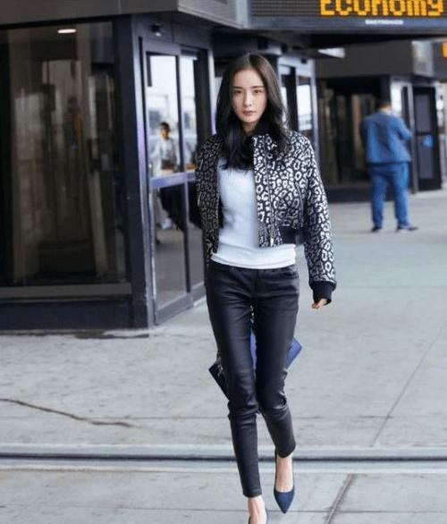 街拍下的杨幂真时髦,穿短裤秀细长腿,看完真想把大腿肉给削了