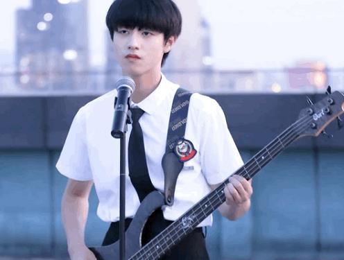 偶遇朱志鑫穿校服打篮球腿长很出众过个假期身高突破一米八