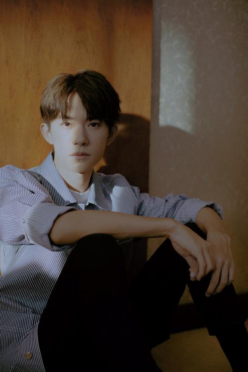 易烊千玺条纹衬衫写真图片34