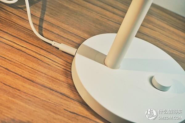 接头插入小米台灯的菊花,接上电源