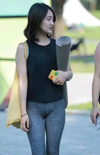 瑜伽练出馒头样小腹,紧身裤也有很大功劳!这样的美你能接受吗