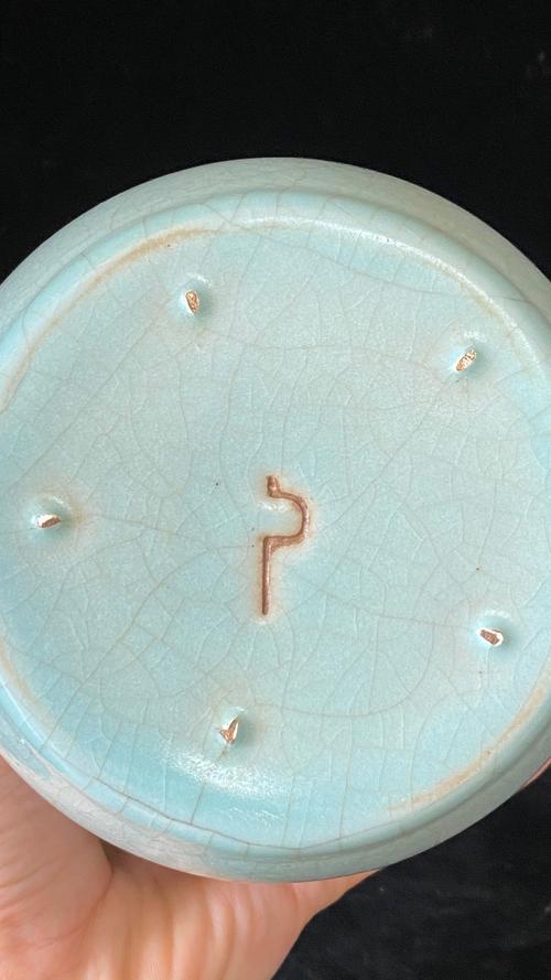 太开门了,胎釉下出现大面积钙化…这一件瓷器我给藏友们介绍一下:胎釉