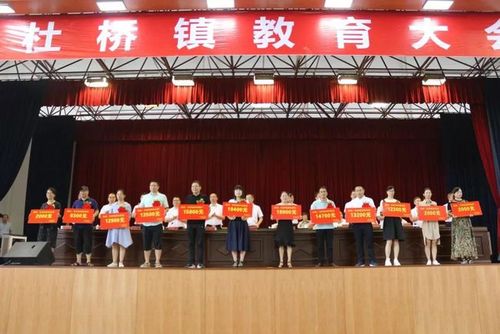 椒江区政协原主席董晓燕为杜桥中学教师尤凡颁奖