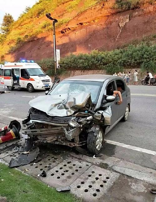 宜宾发生严重车祸,2名散步的路人被撞身亡