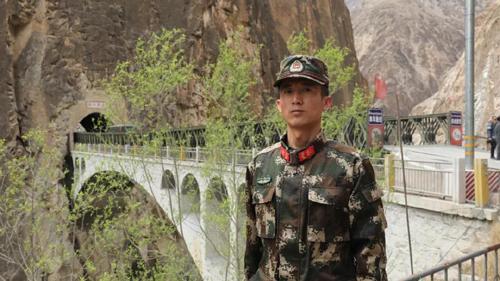 图为白刚与第二代怒江大桥 工人日报记者 曲欣悦 摄