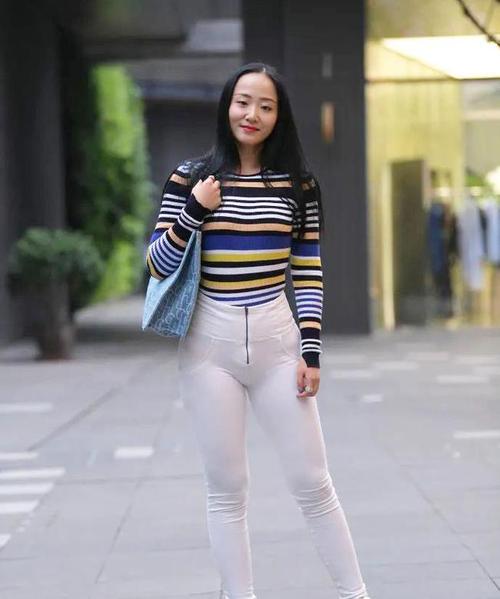 条纹针织衫搭配白色紧身裤简单有层次感的穿搭显知性时尚气质