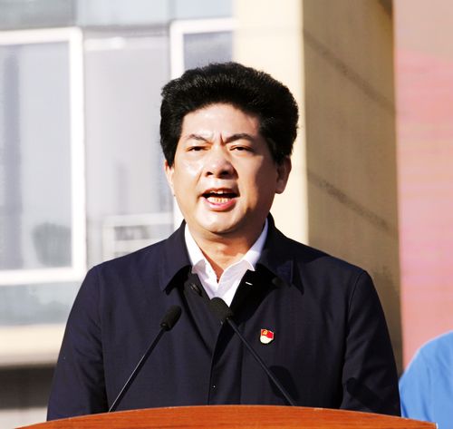 信阳市委常委,市委秘书长谢天学宣布发车仪式正式开始.
