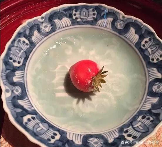 日本米其林厨师把草莓弄碎再还原成草莓闲的没事干