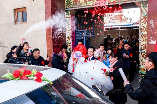 农村婚礼新花样真多,新郎新娘近距离互动,伴郎伴娘也没闲