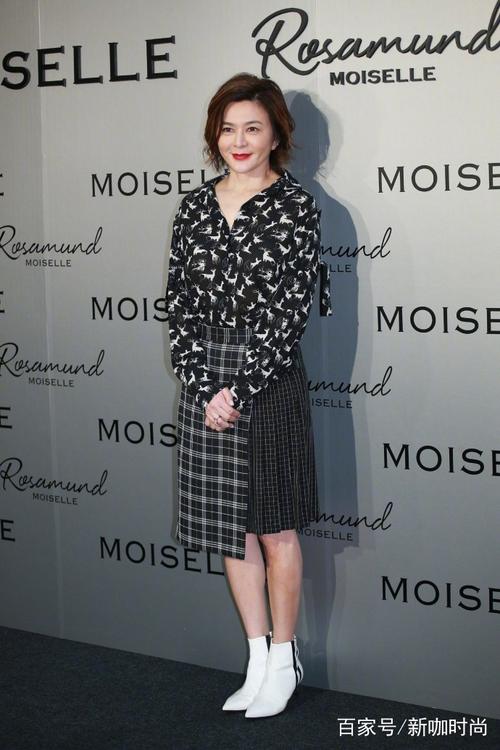 原创56岁关之琳近照,穿一身碎花长衫明显发胖,却难掩美女气质