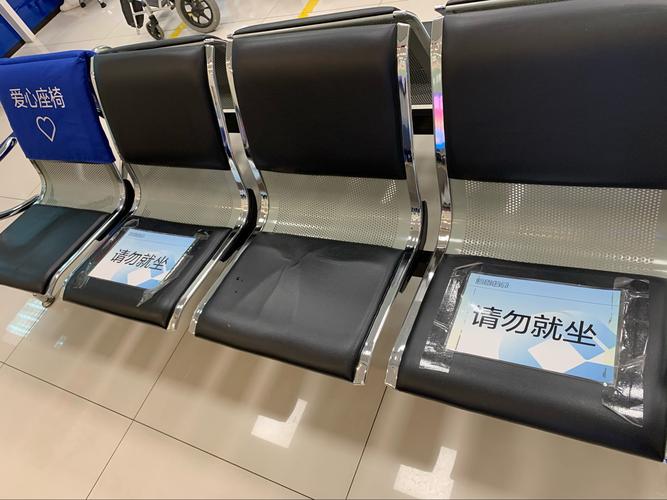等候座椅间隔设置,柜台员工防疫要求落实到位