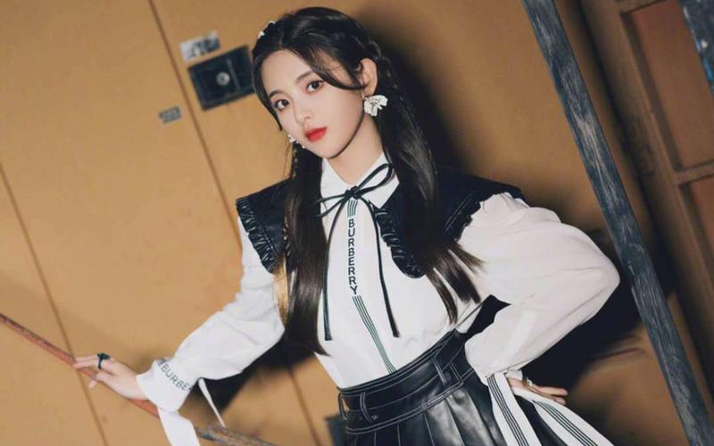 杨超越黑色小皮裙高清桌面壁纸