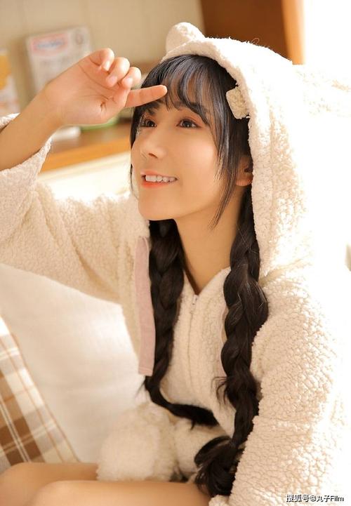 性感美女时尚写真:齐刘海萌妹子俏皮可爱,清纯甜美