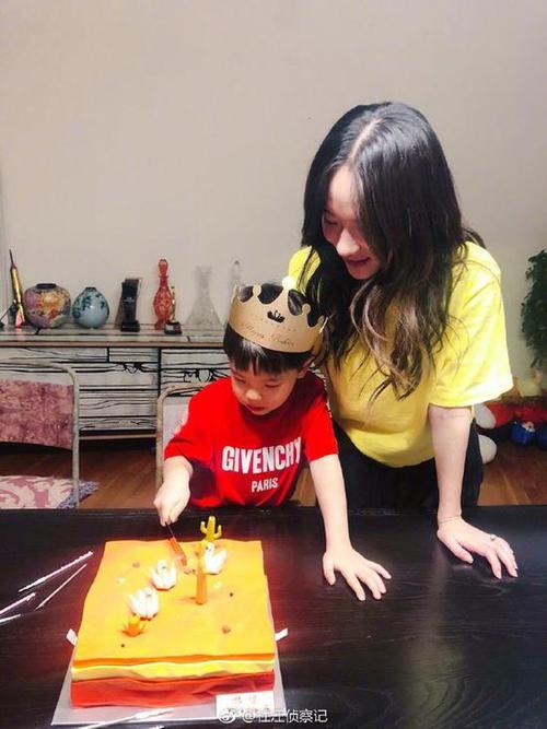 9月19日晚,杜江晒出与妻子霍思燕为儿子嗯哼庆祝五岁生日的照片,并