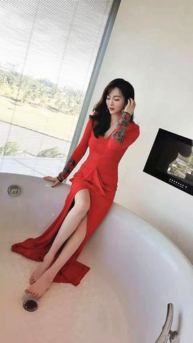 世界小姐冠军余声好美 穿蓝色长衫显温婉 人称安徽"小周群"